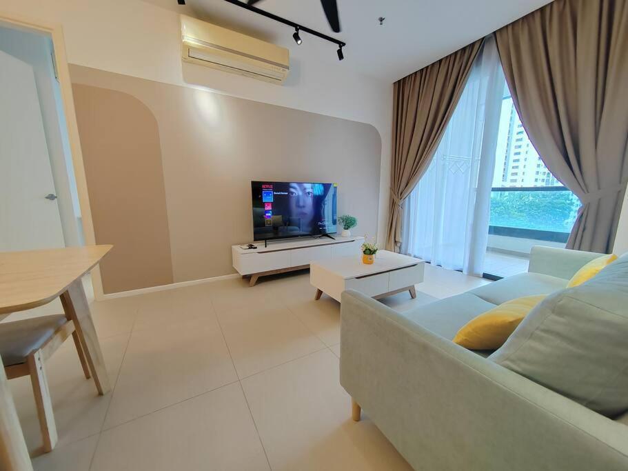 Pangsapuri Arcoris Mont Kiara 2#163 Retails # Premium Corner 2-bedroom With Balcony Kuala Lumpur
