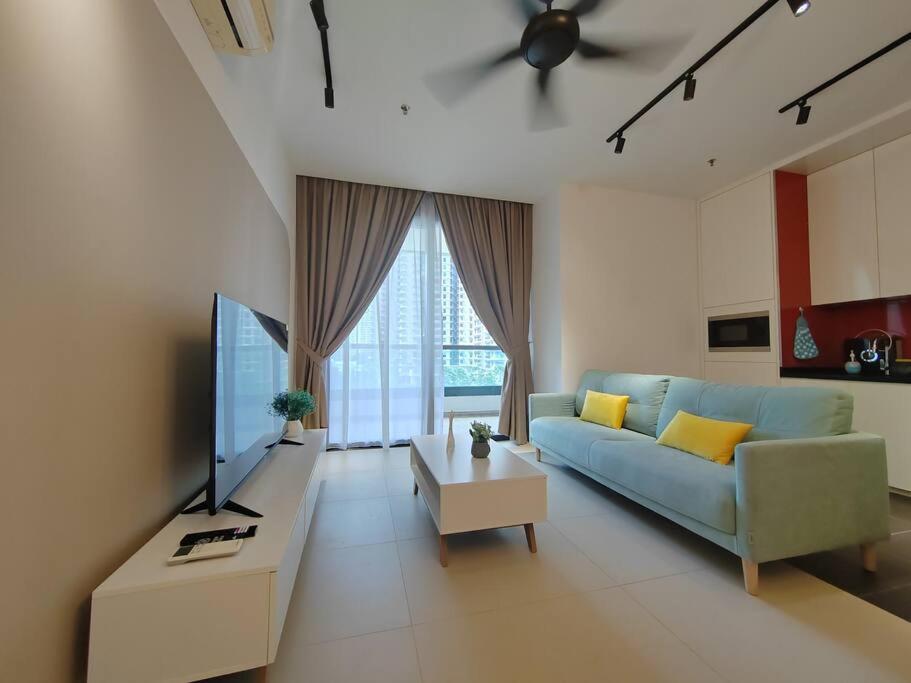 Pangsapuri Arcoris Mont Kiara 2#163 Retails # Premium Corner 2-bedroom With Balcony Kuala Lumpur